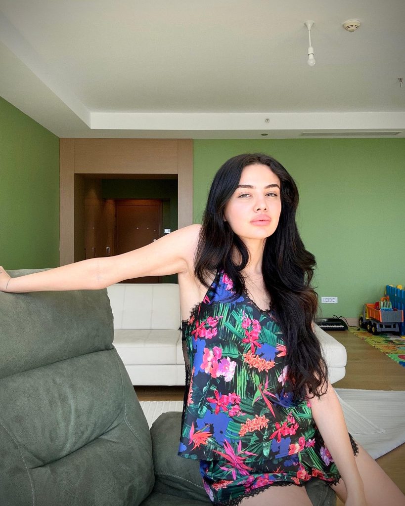 Ece Ronay ardent porn