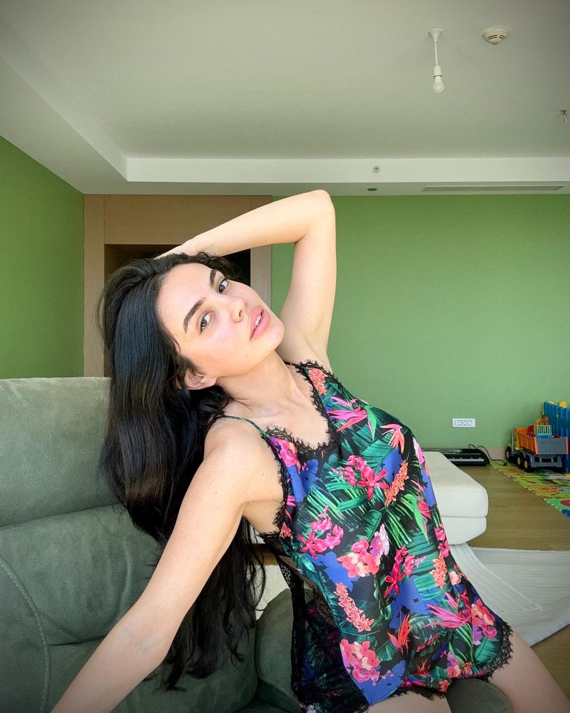 Ece Ronay ardent sexy