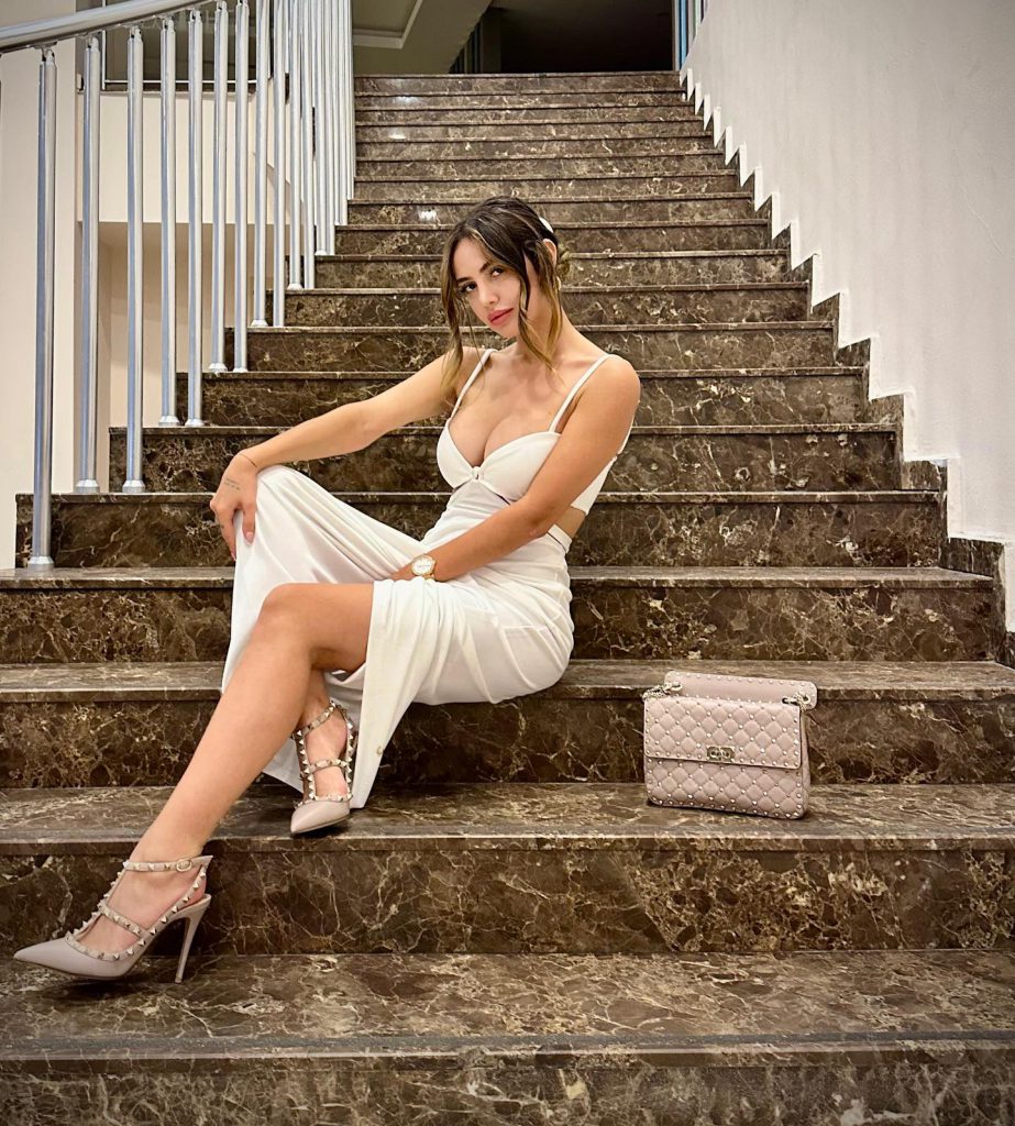 Ece Ronay modeling nudes