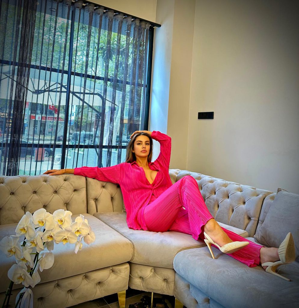 Ece Ronay modeling porn