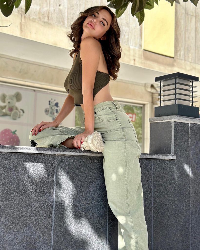 Ece Ronay modeling pussy