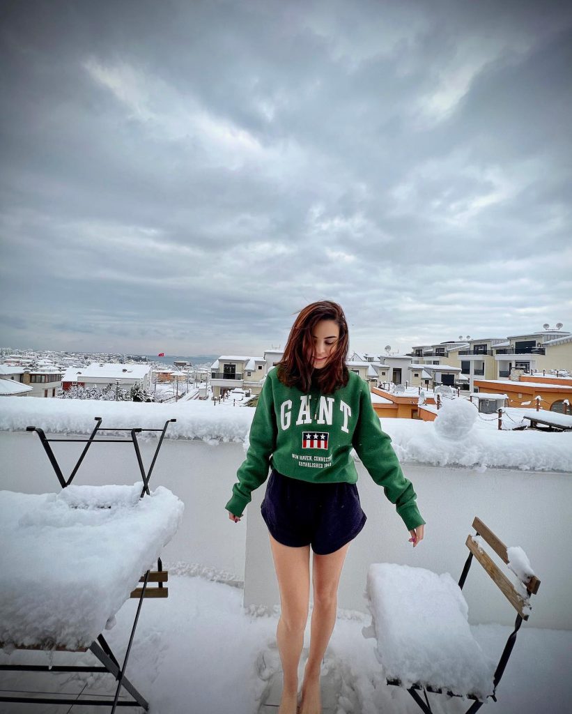 Ece Ronay poses boobs