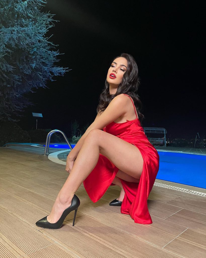 Ece Ronay poses hot pics