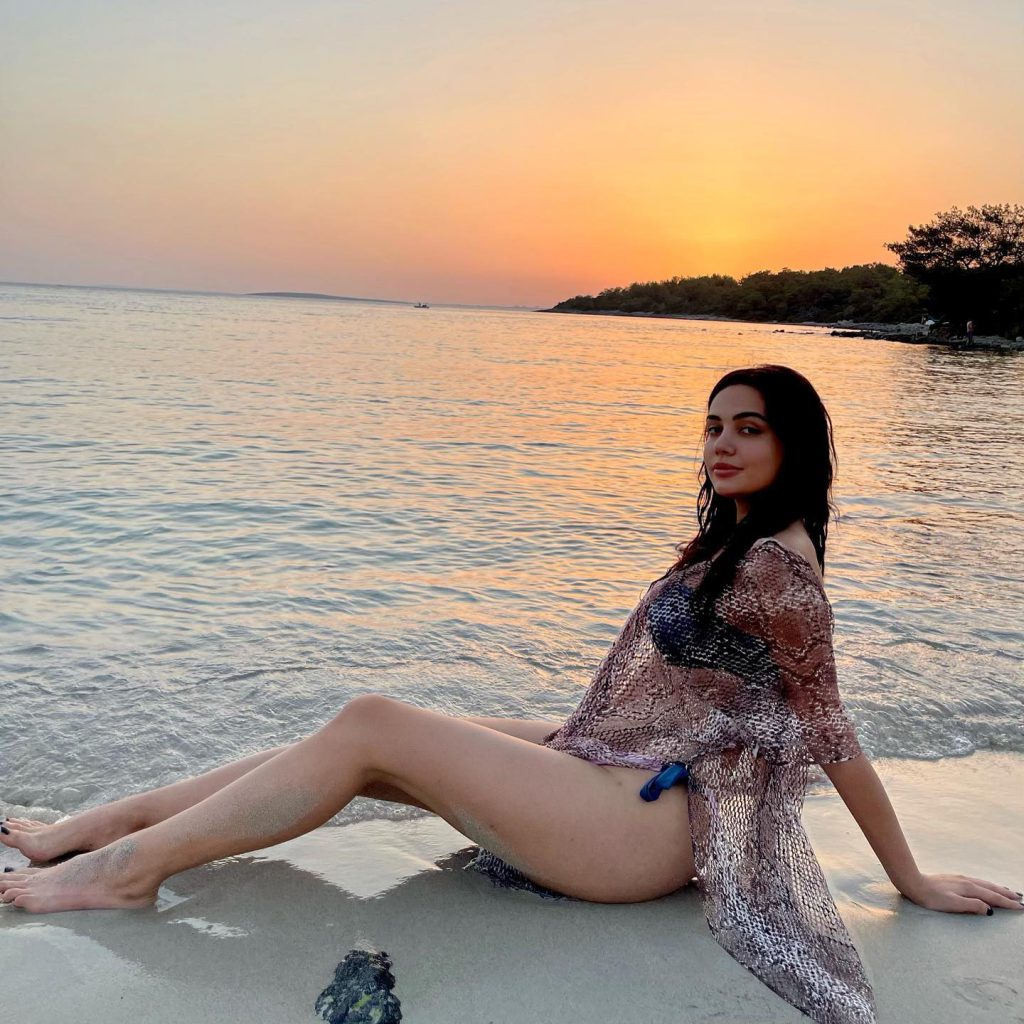 Ece Ronay poses naked