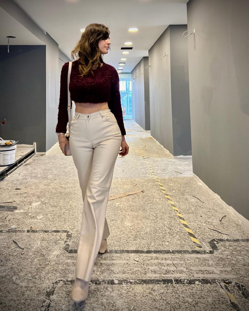 Ece Ronay poses naked