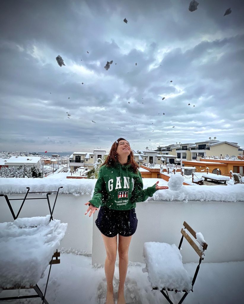 Ece Ronay poses pussy