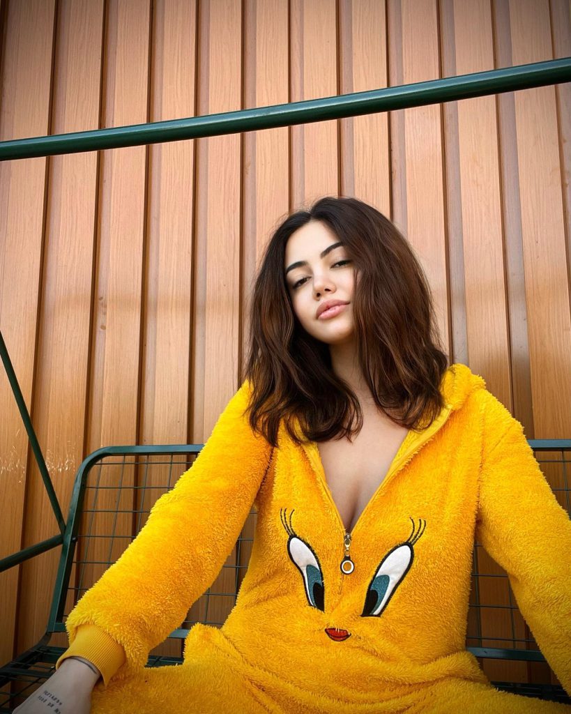 Ece Ronay poses sex scenes