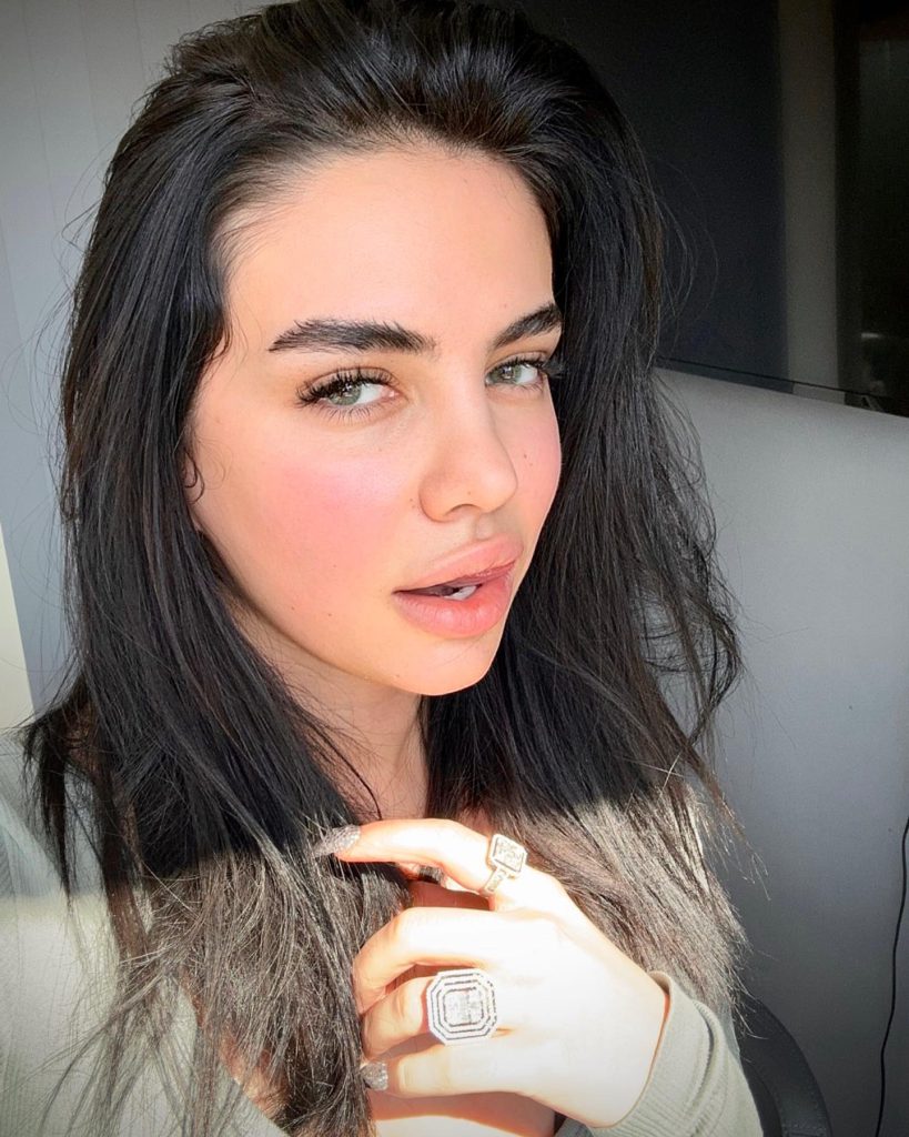 Ece Ronay smiles pussy