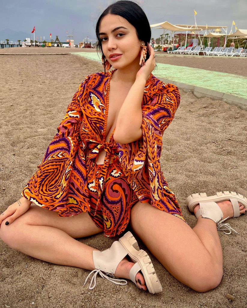 Ece Ronay smiles pussy