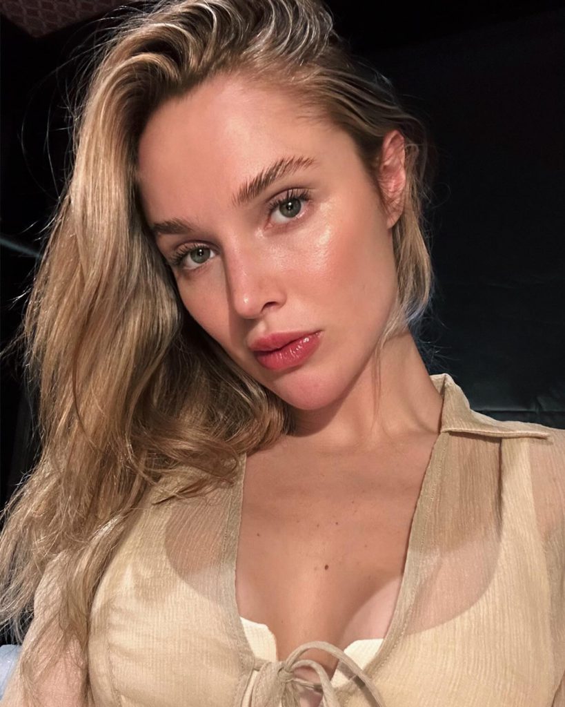 Ecenaz Üçer ardent sexy