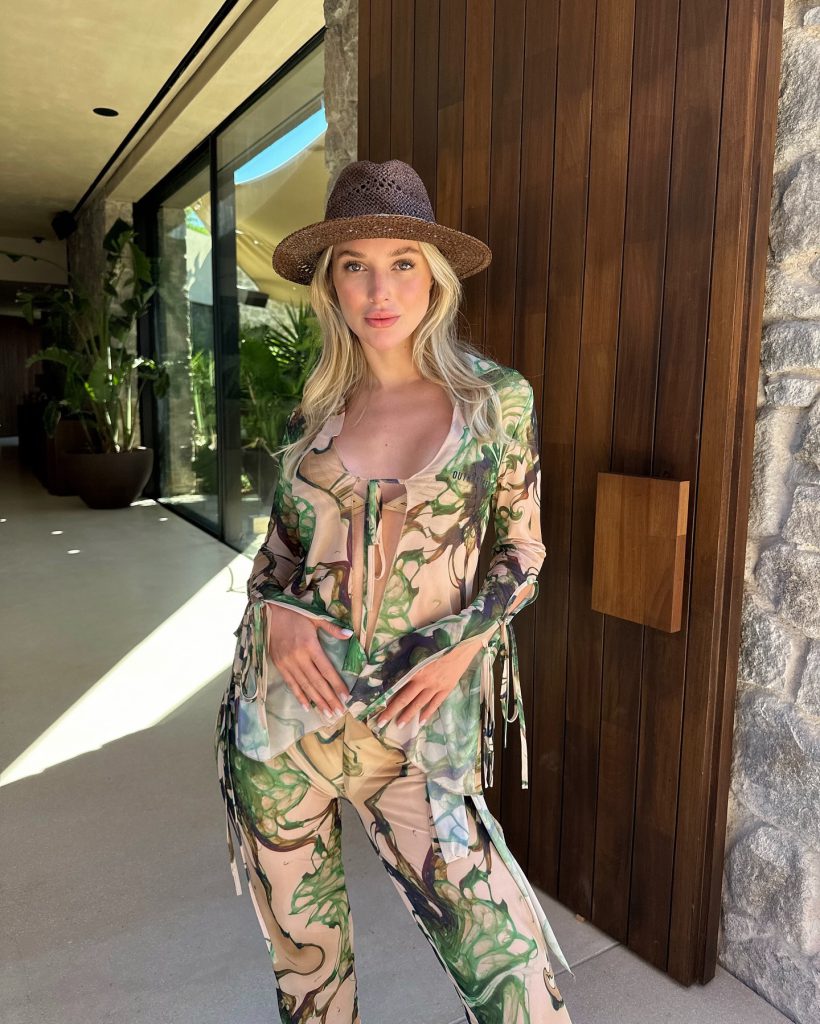 Ecenaz Üçer looks hot bikini