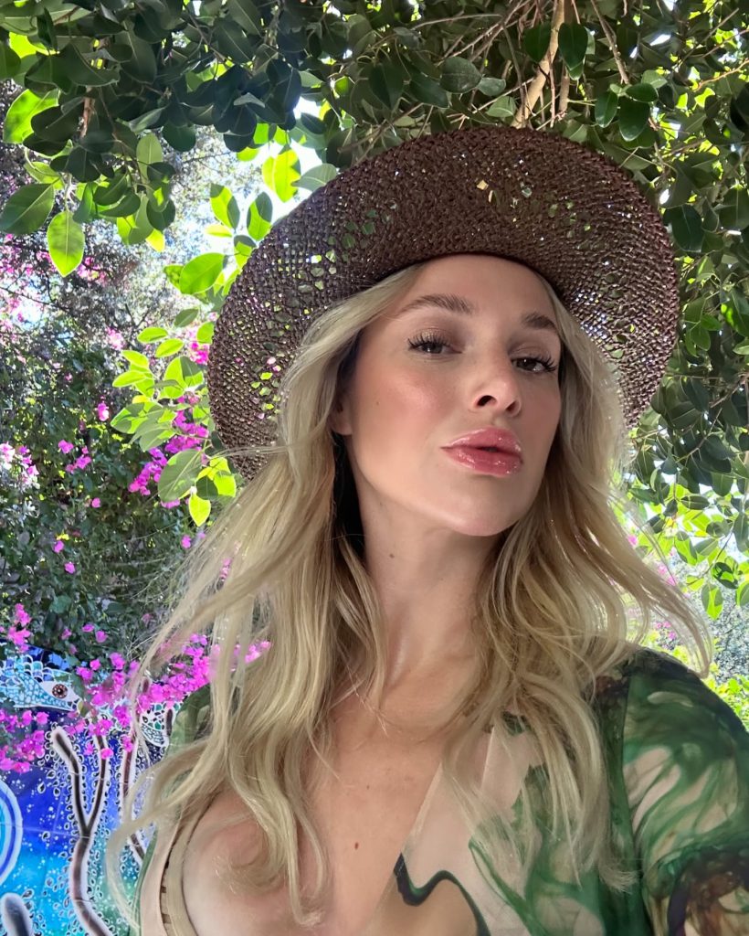 Ecenaz Üçer looks hot images