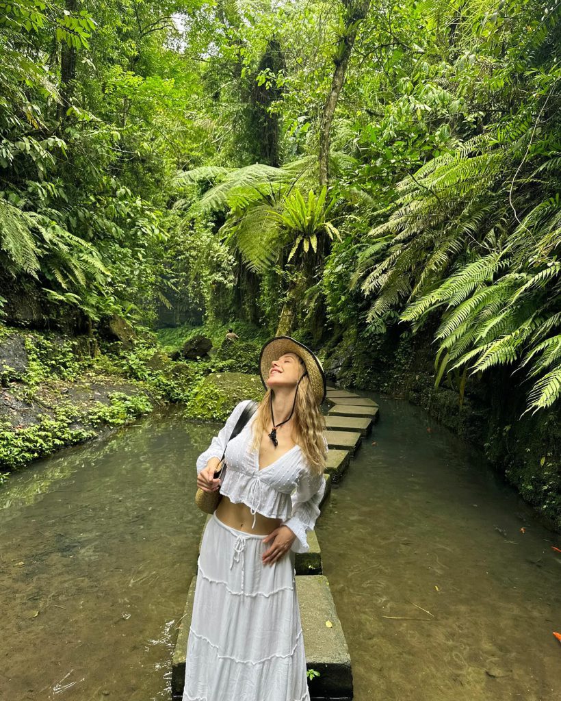 Ecenaz Üçer looks porn