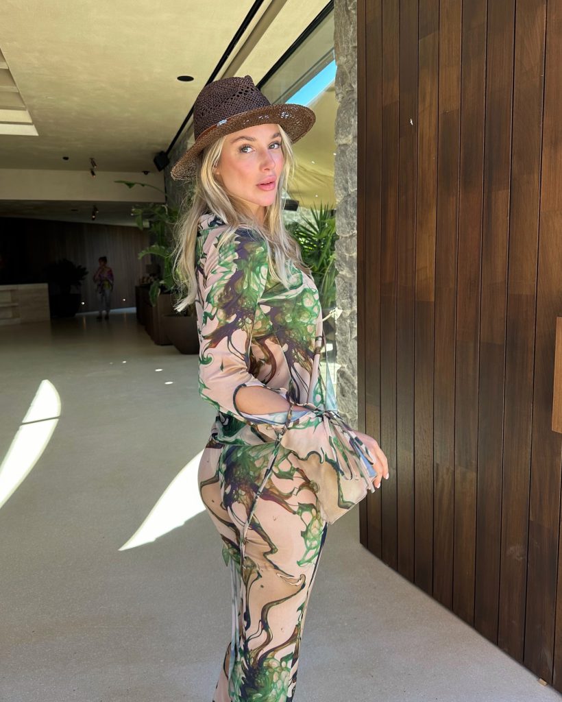 Ecenaz Üçer looks pussy