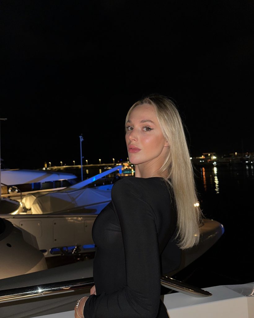 Ecenaz Üçer modeling pussy