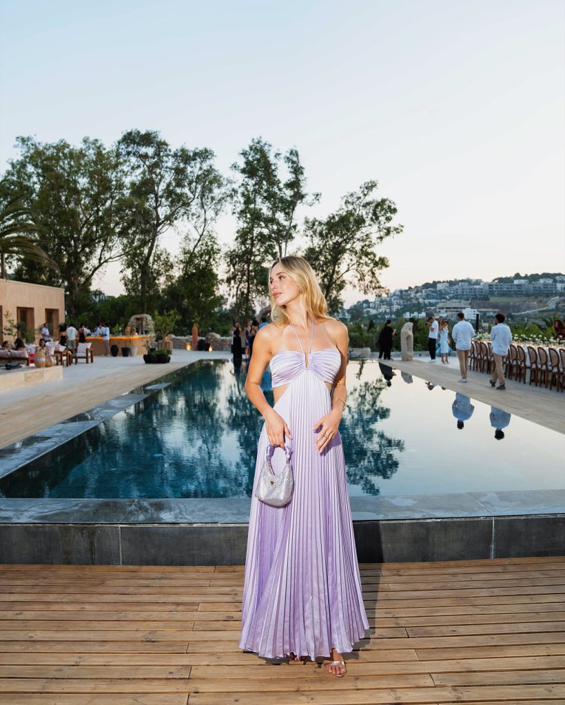 Ecenaz Üçer poses hot bikini