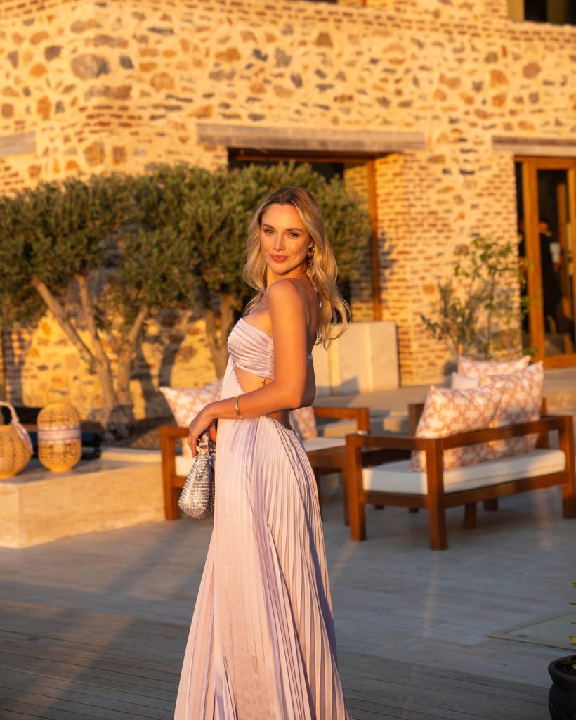 Ecenaz Üçer poses hot images