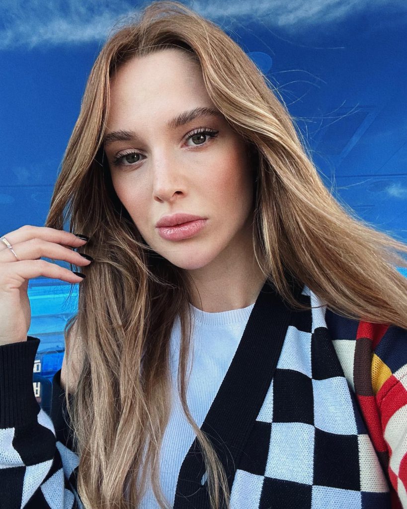 Ecenaz Üçer poses hot xxx