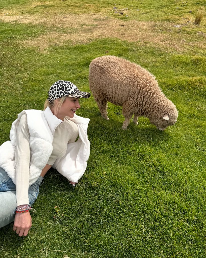 Ecenaz Üçer poses sex scenes