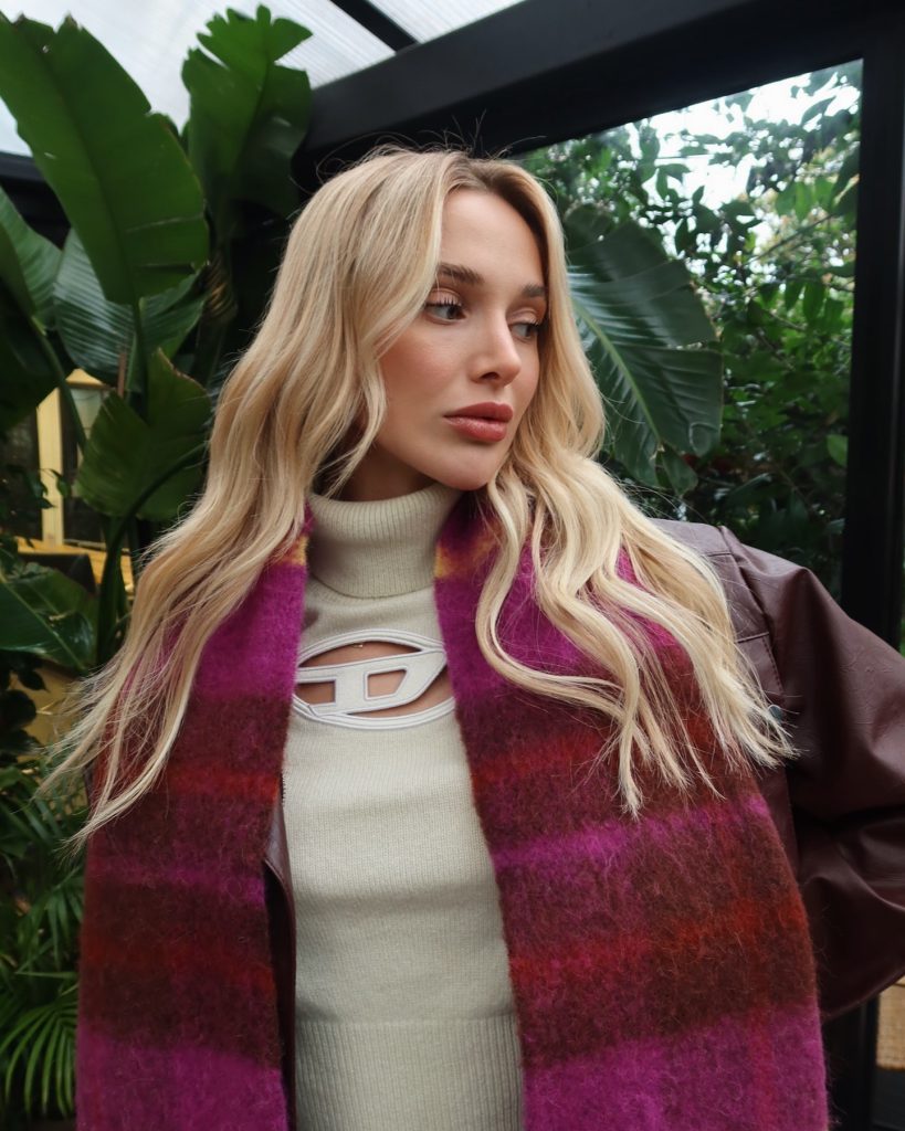 Ecenaz Üçer smiles ass