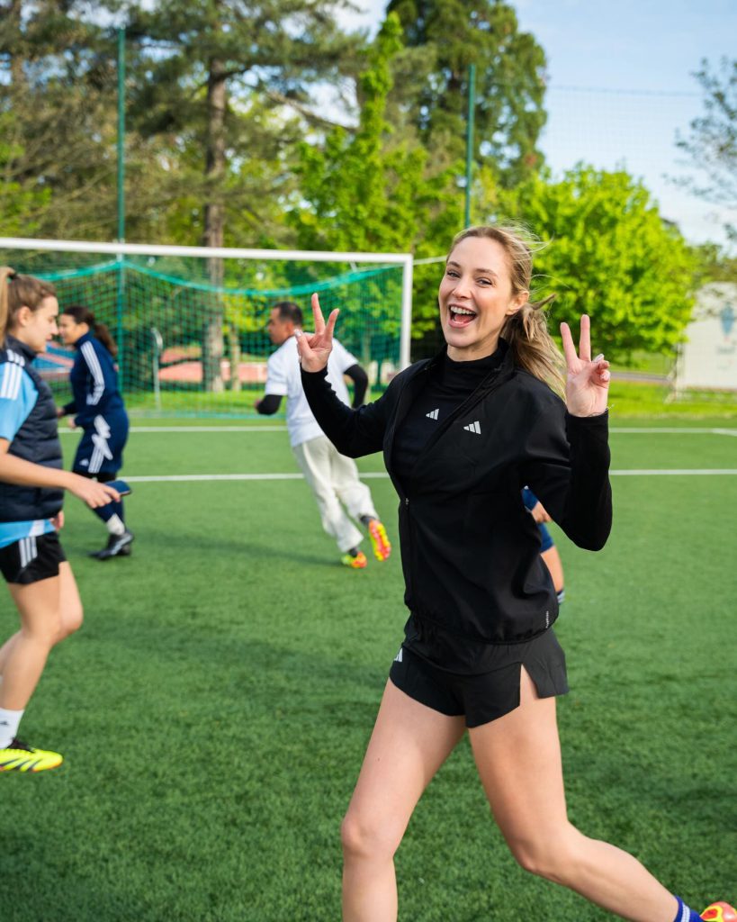 Ecenaz Üçer smiles hot images