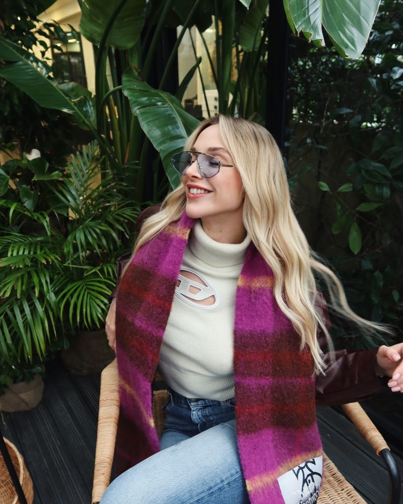 Ecenaz Üçer smiles hot pics