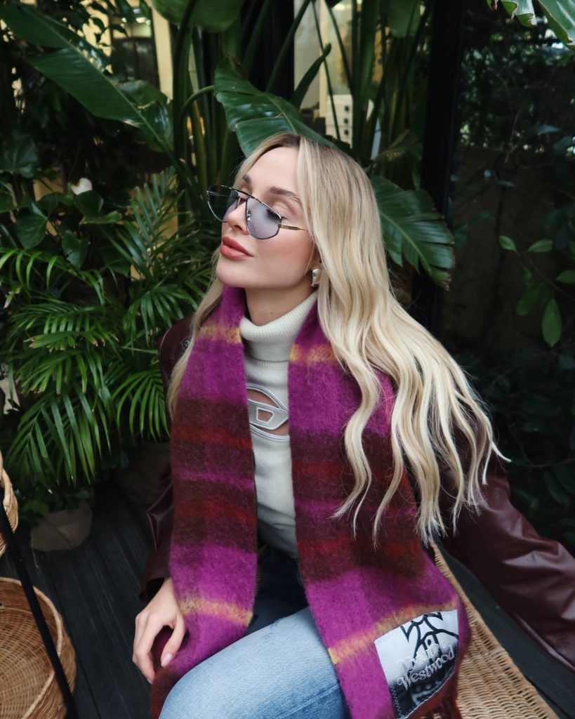 Ecenaz Üçer smiles sexy