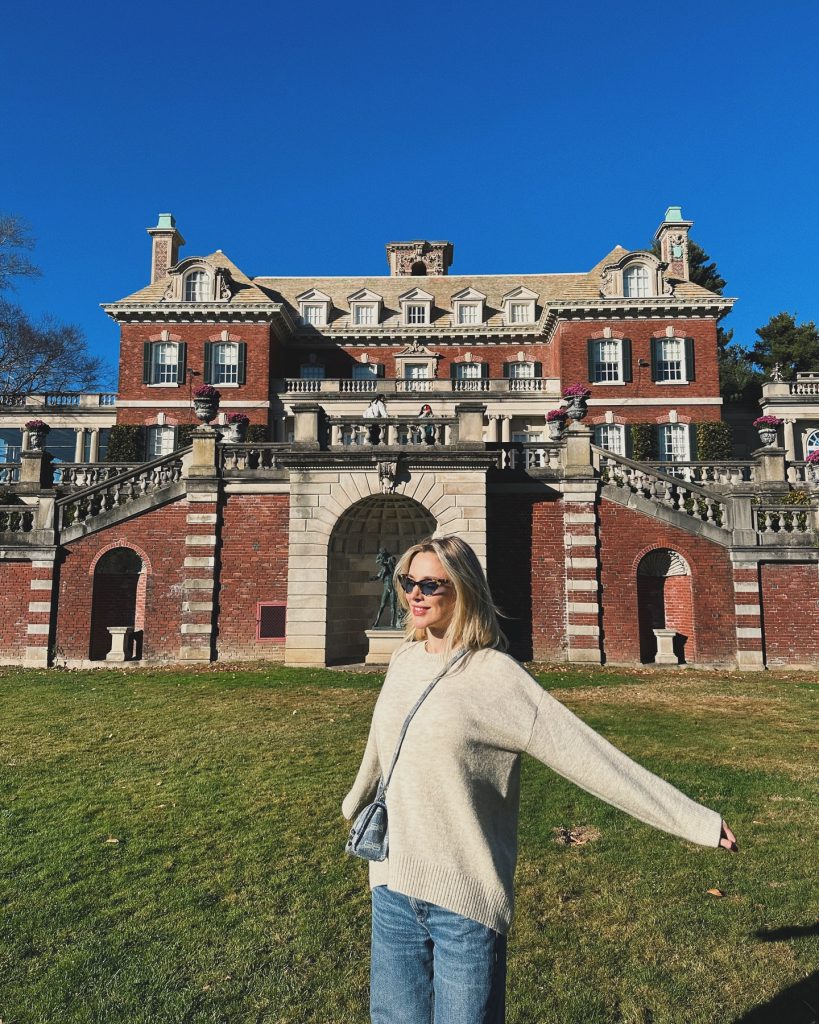 Ecenaz Üçer smiles sexy