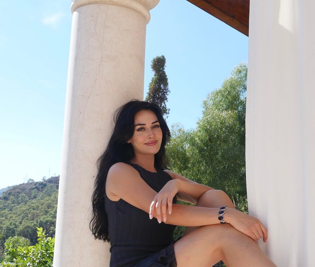 Esra Bilgiç ardent boobs