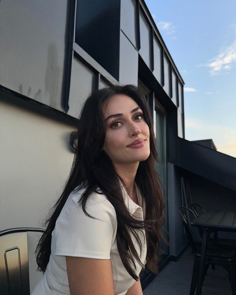 Esra Bilgiç ardent hot