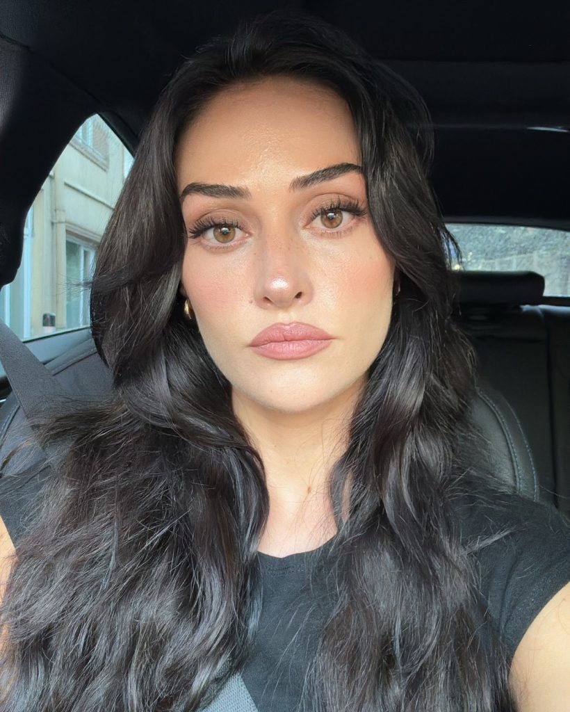 Esra Bilgiç ardent pussy