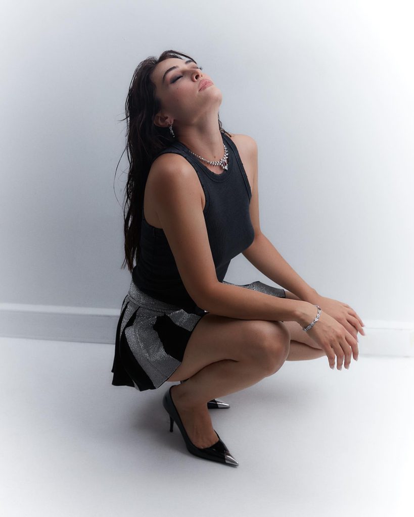 Esra Bilgiç ardent sex scenes