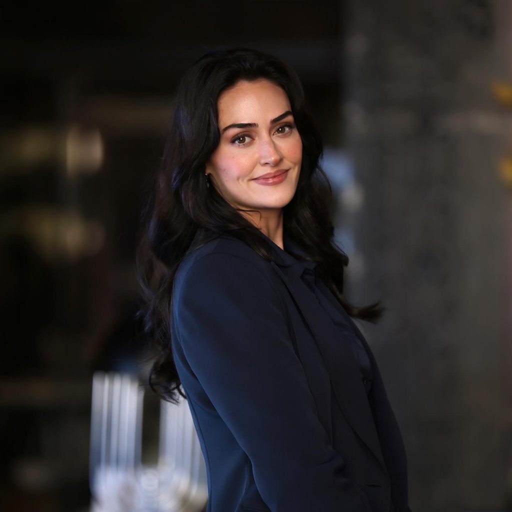 Esra Bilgiç beautiful ass