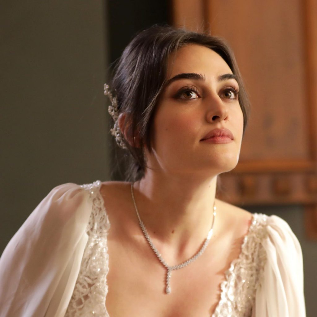 Esra Bilgiç boobs