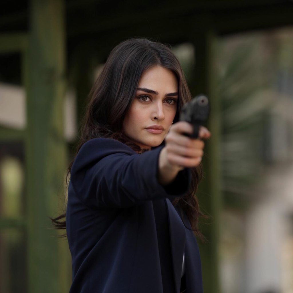 Esra Bilgiç depicts fire fuck