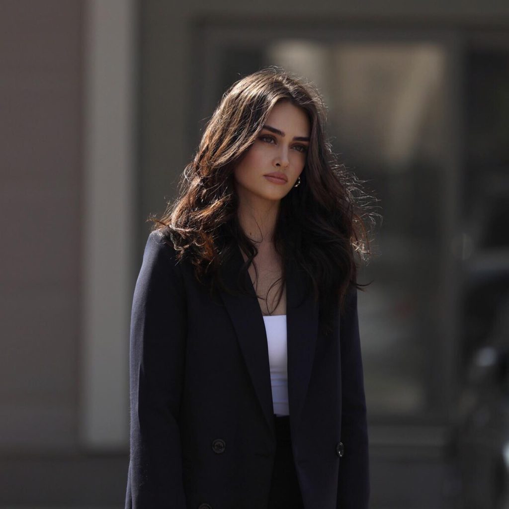Esra Bilgiç depicts fire hot pics