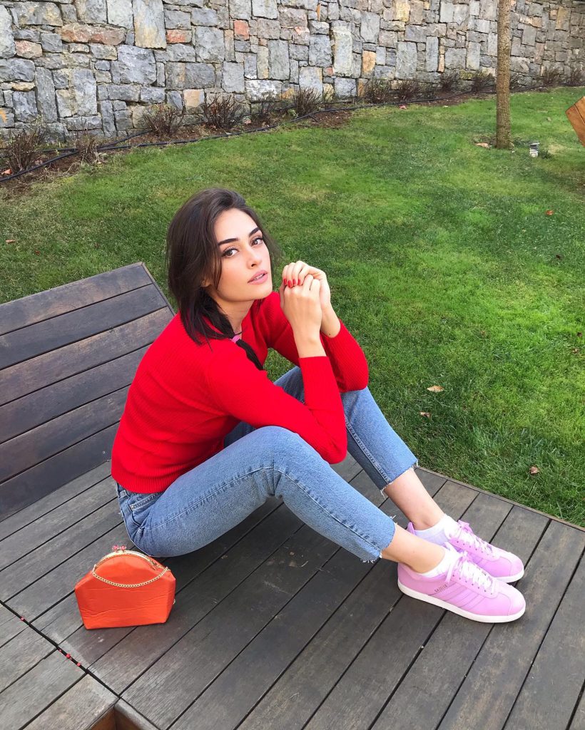 Esra Bilgiç depicts fire nude pics