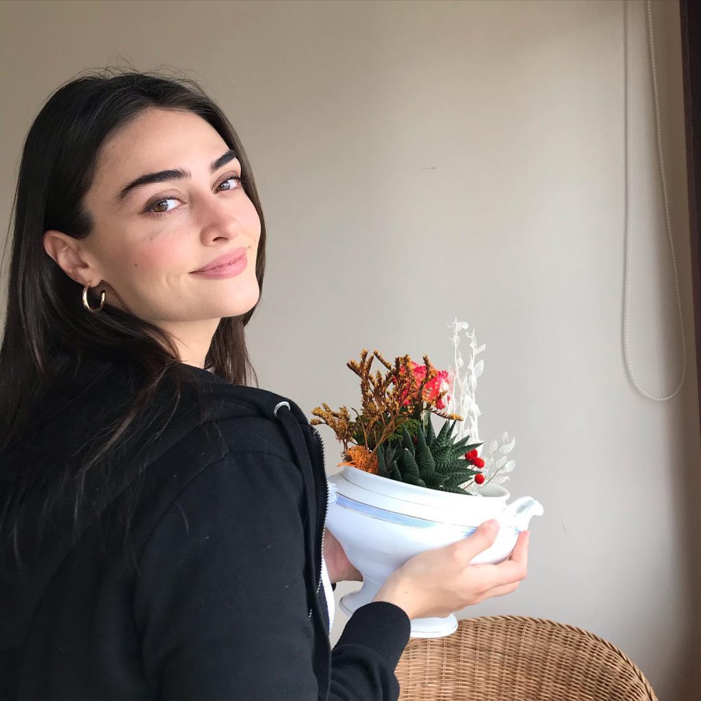 Esra Bilgiç depicts fire pussy