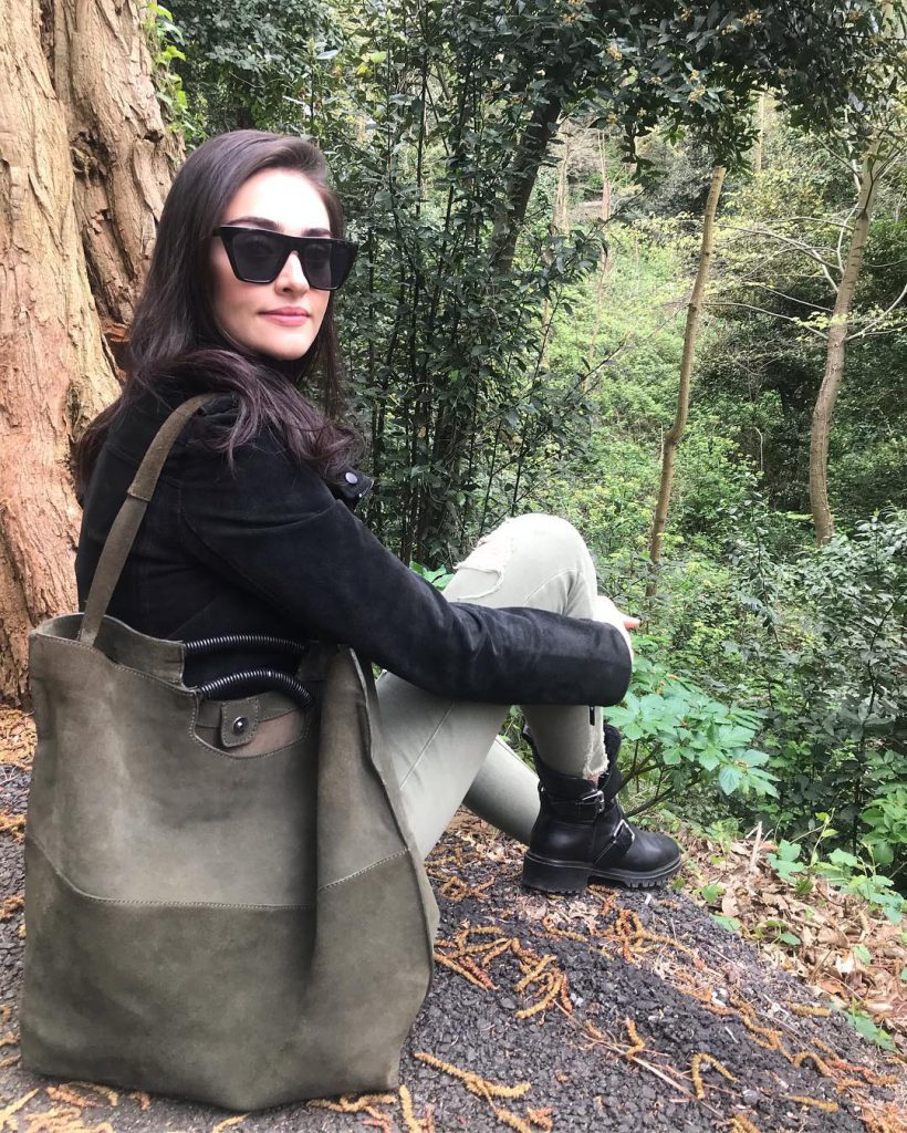 Esra Bilgiç depicts fire sex