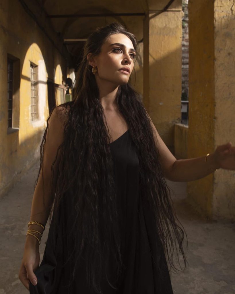Esra Bilgiç hot