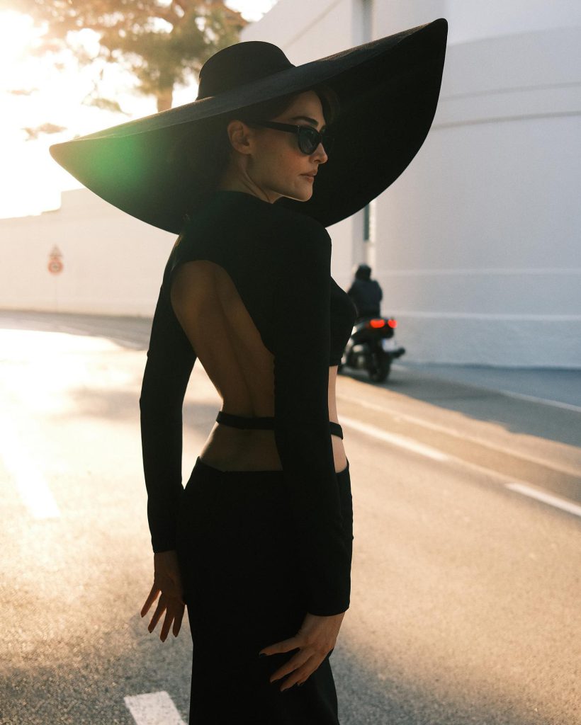 Esra Bilgiç looks boobs