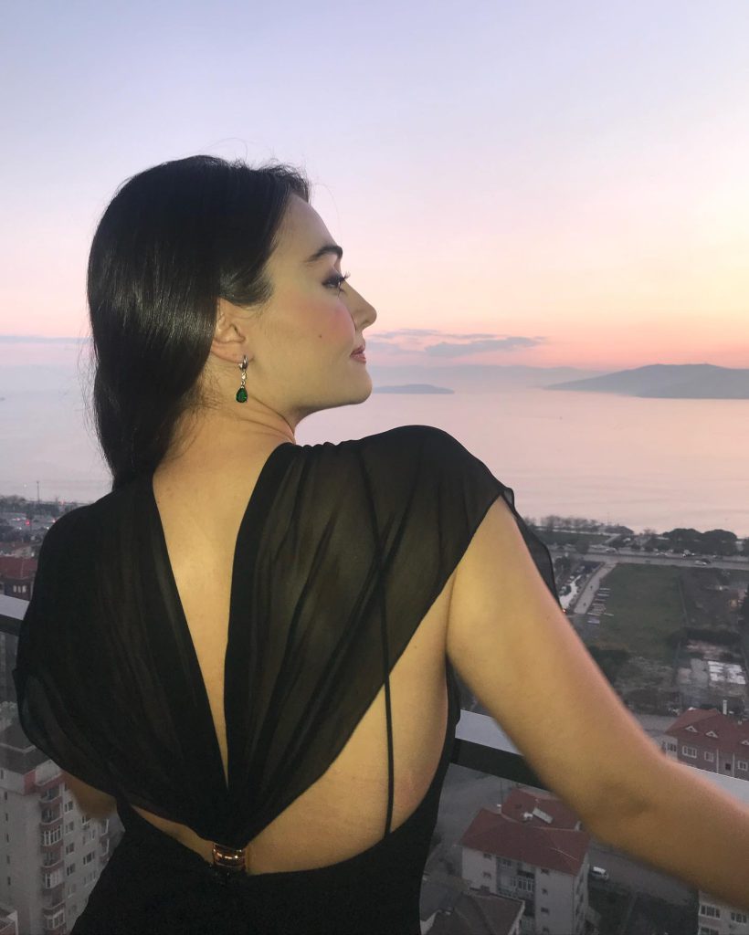 Esra Bilgiç looks hot