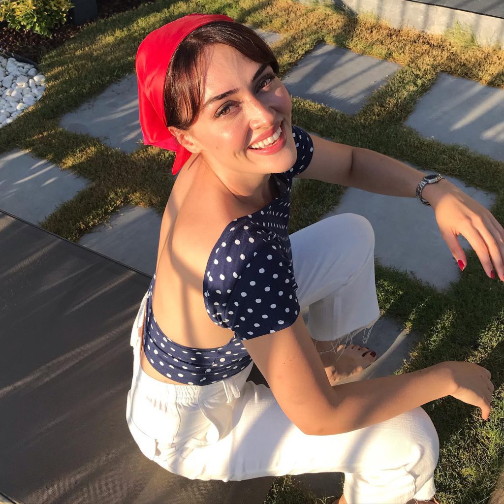 Esra Bilgiç looks hot images