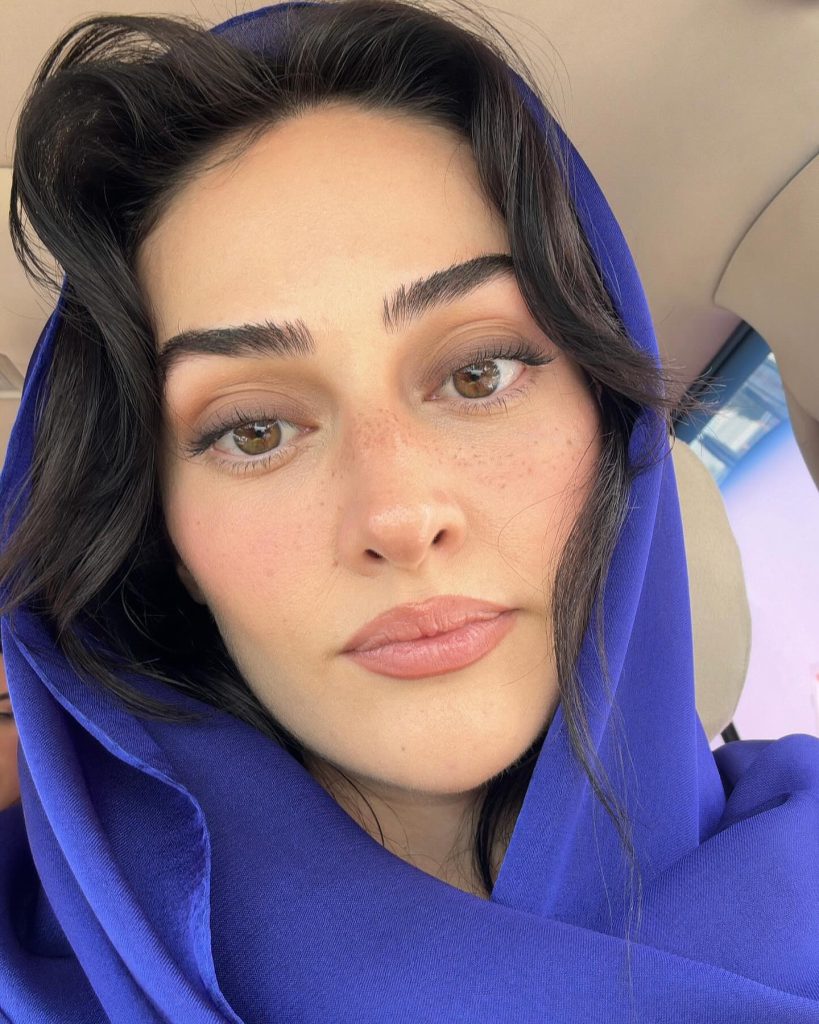 Esra Bilgiç looks hot xxx