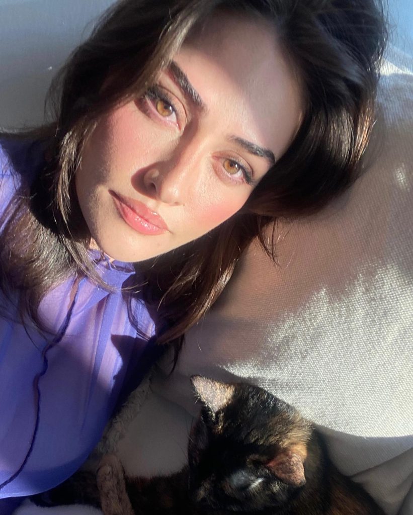 Esra Bilgiç looks naked