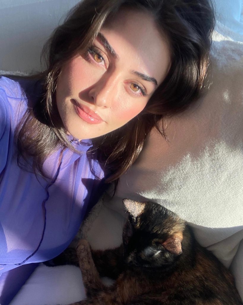 Esra Bilgiç looks nude