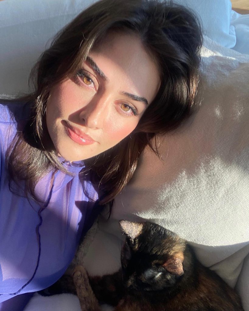 Esra Bilgiç looks porn