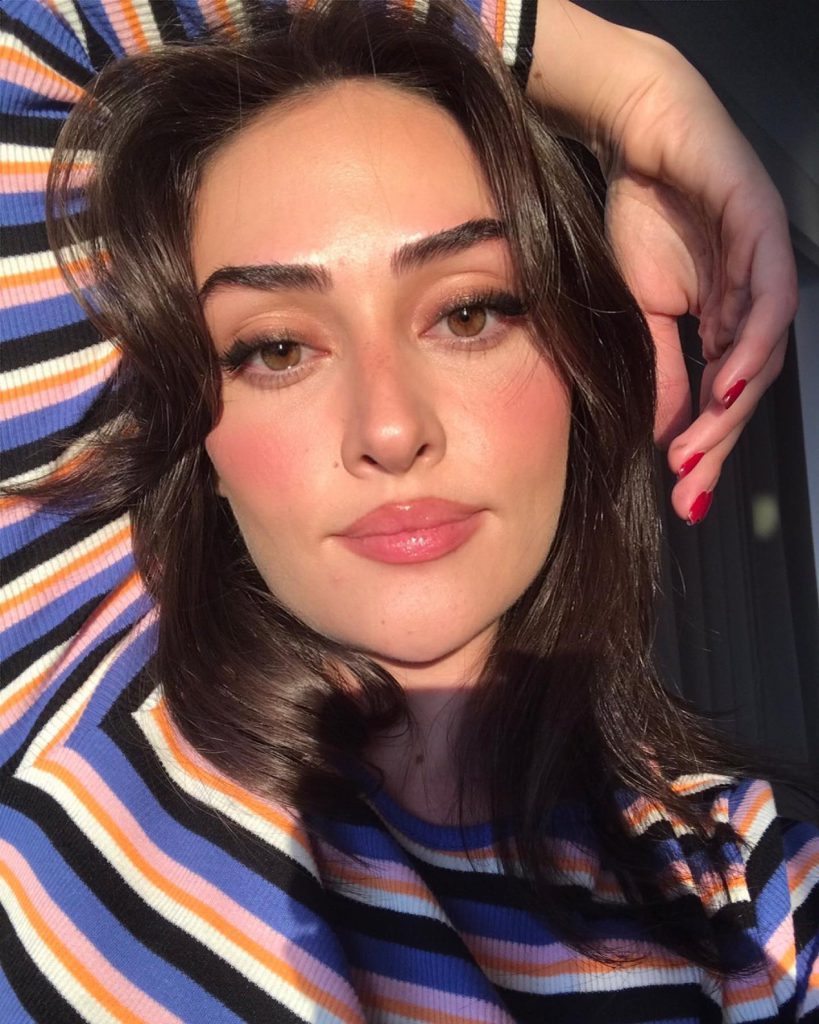 Esra Bilgiç looks pussy