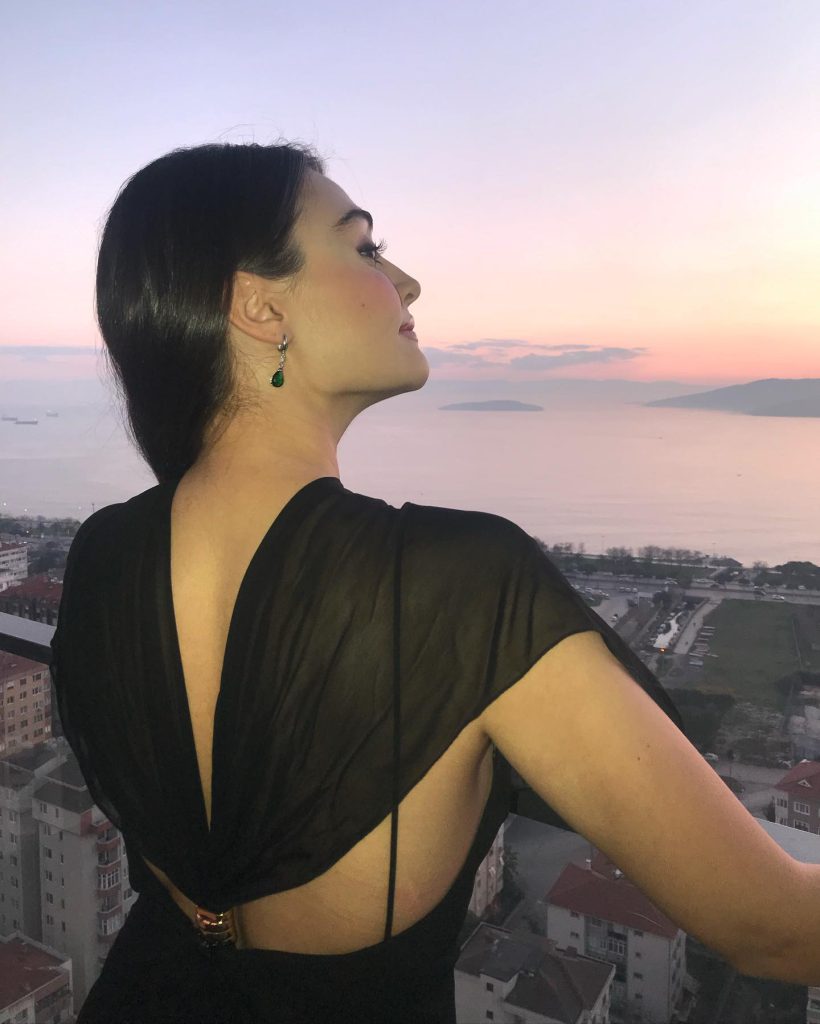 Esra Bilgiç looks sex
