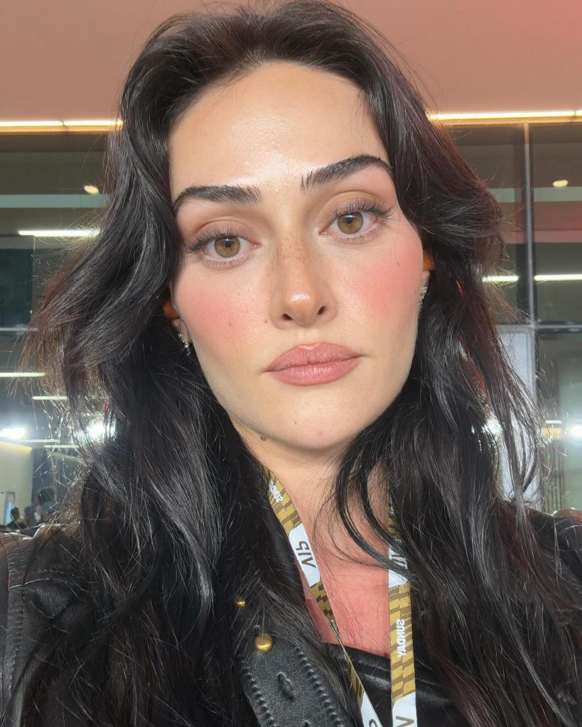 Esra Bilgiç looks sex scenes
